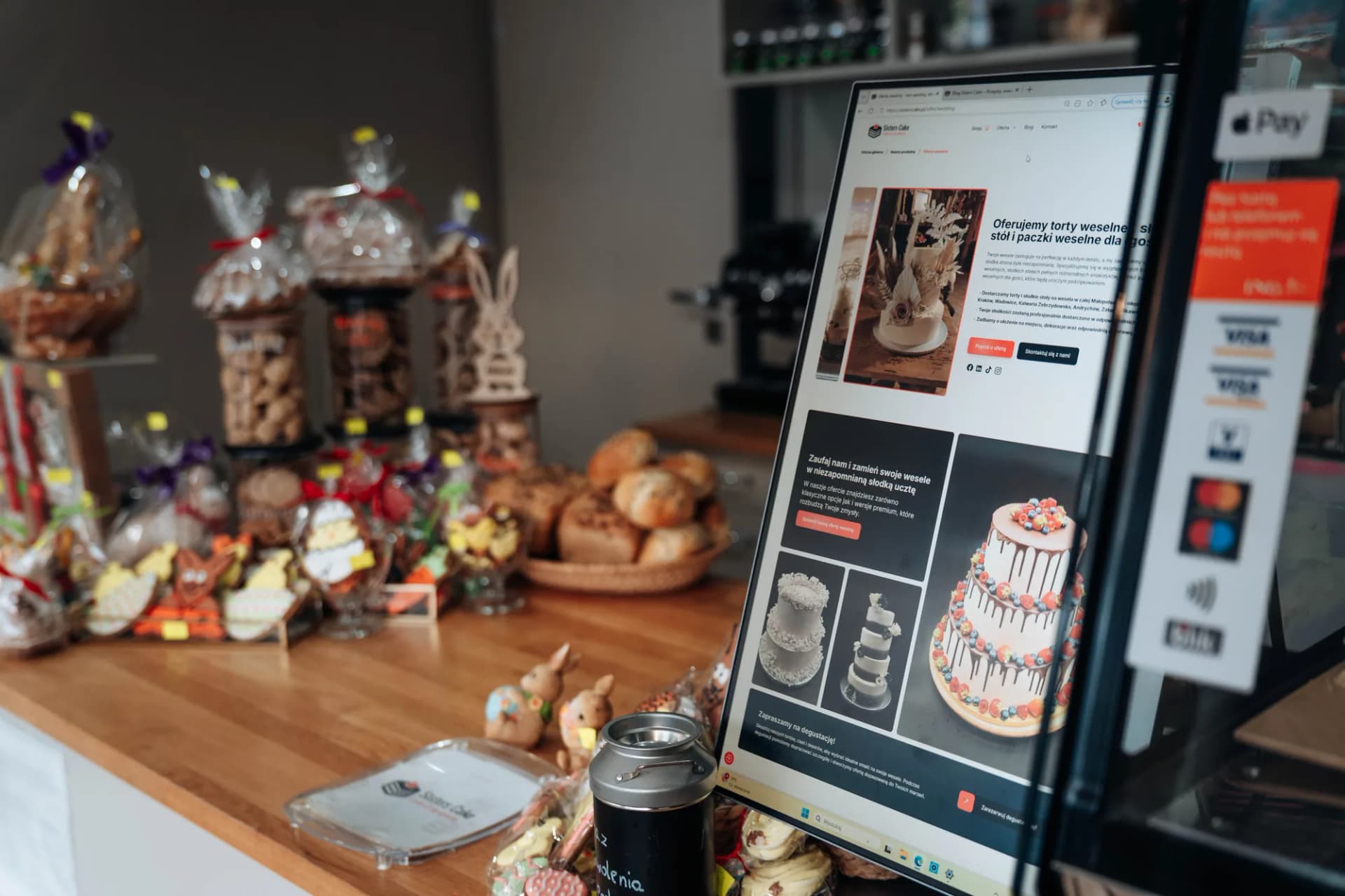 Lada kawiarni Sisters Cake z ofertą wypieków